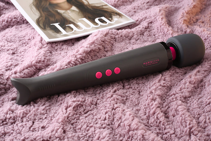 Vibrator auf rosa Decke liegend