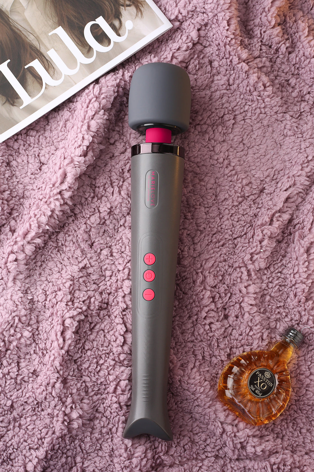 Massagegerät auf lila Decke liegend