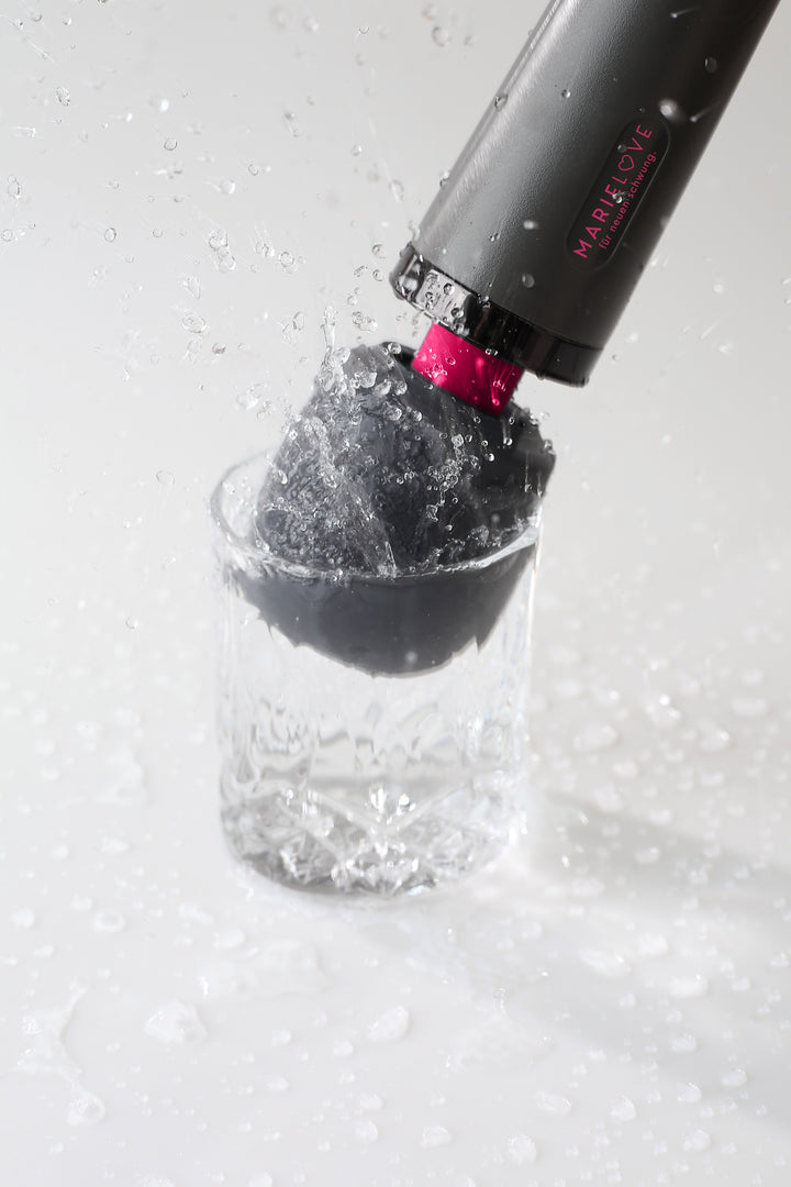 Wasser spritzt auf Glasobjekt