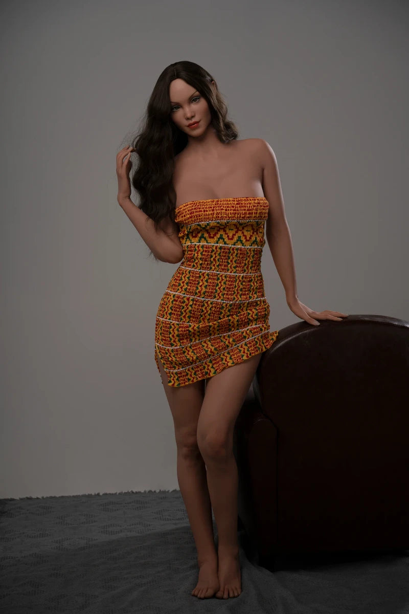 Frau in buntem Kleid stehend