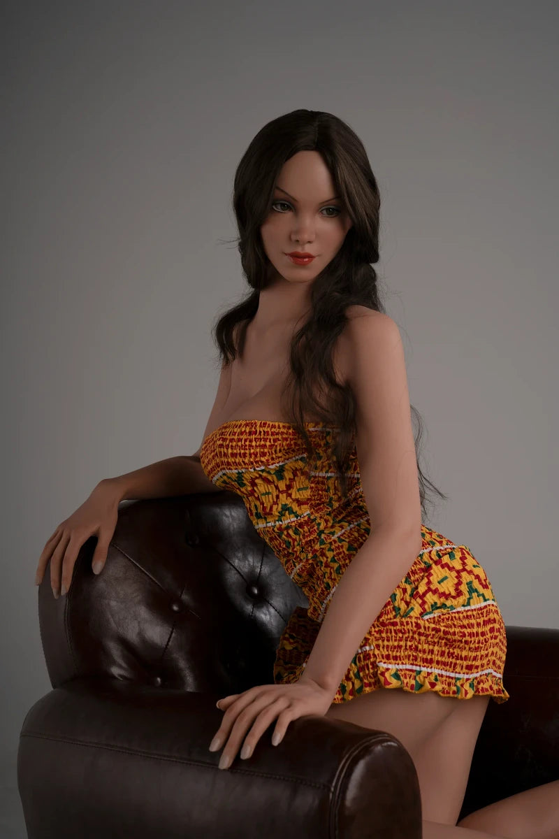 Frau in buntem Kleid sitzend