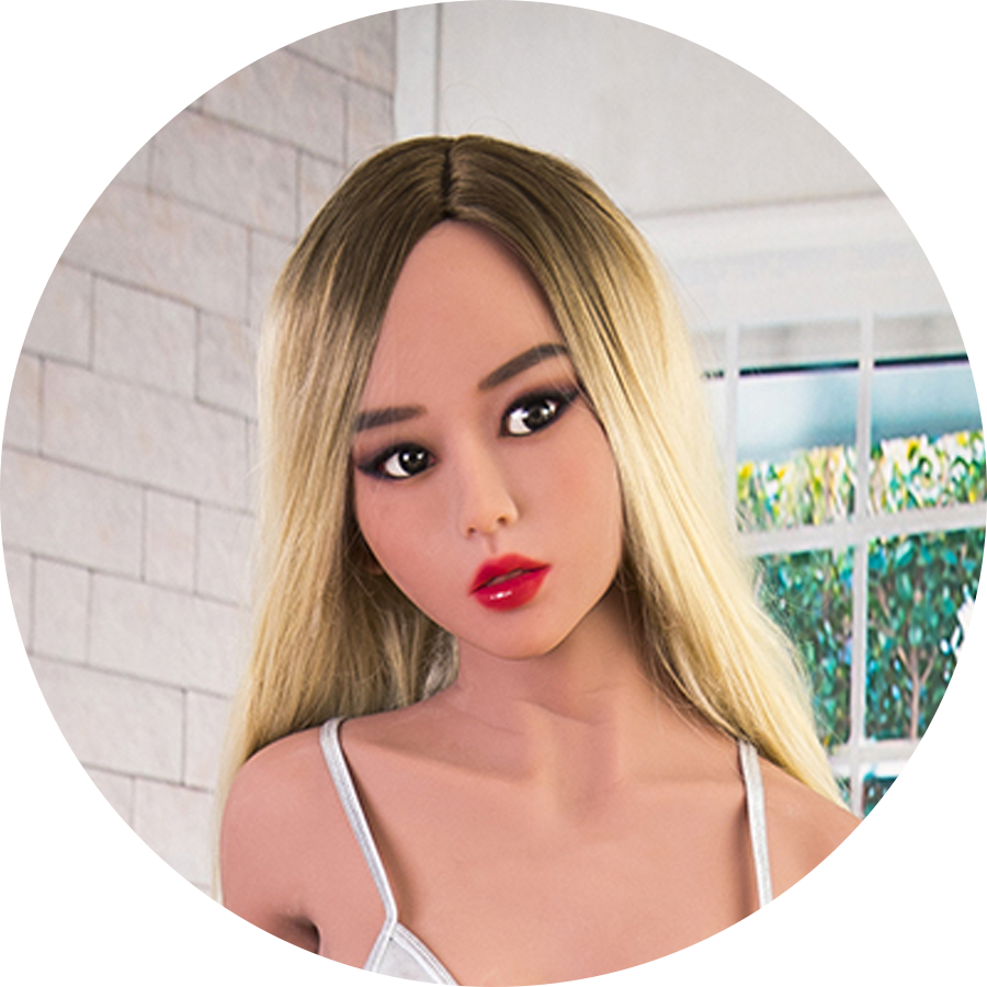 Realistische Sexpuppe in Innenraum