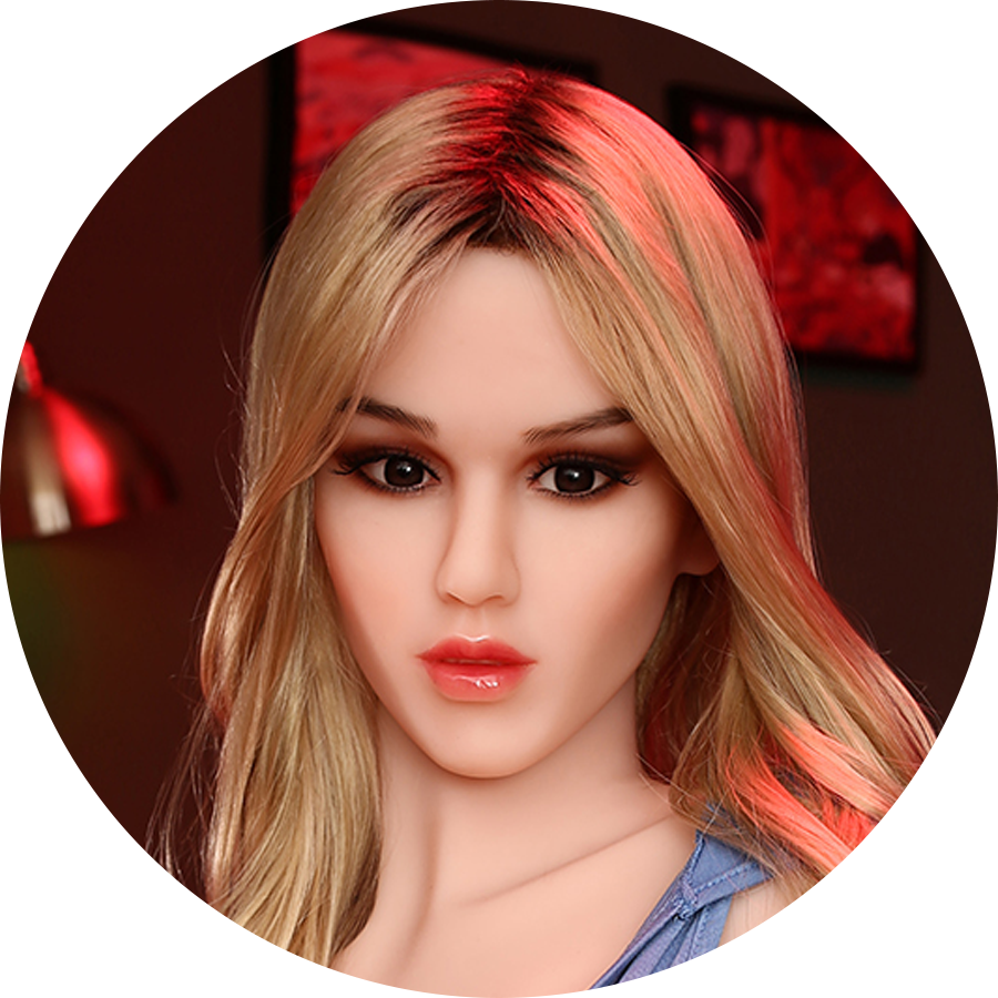 Sex-Puppe mit blonden Haaren