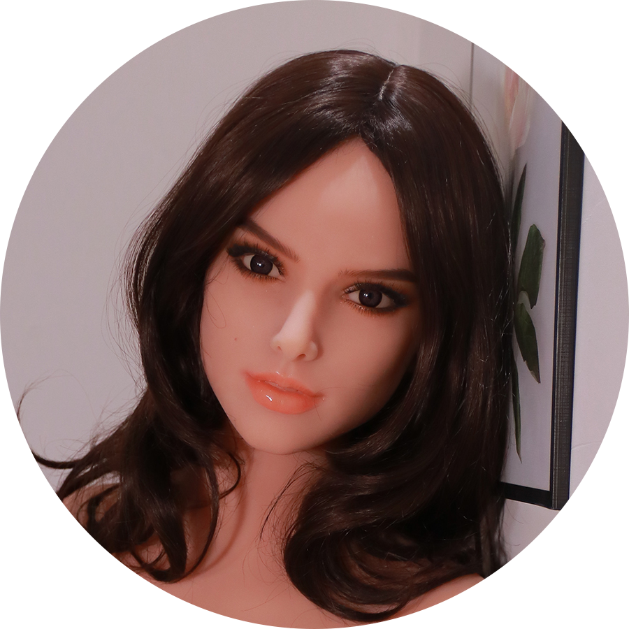 Realistische Sexpuppe mit braunen Haaren