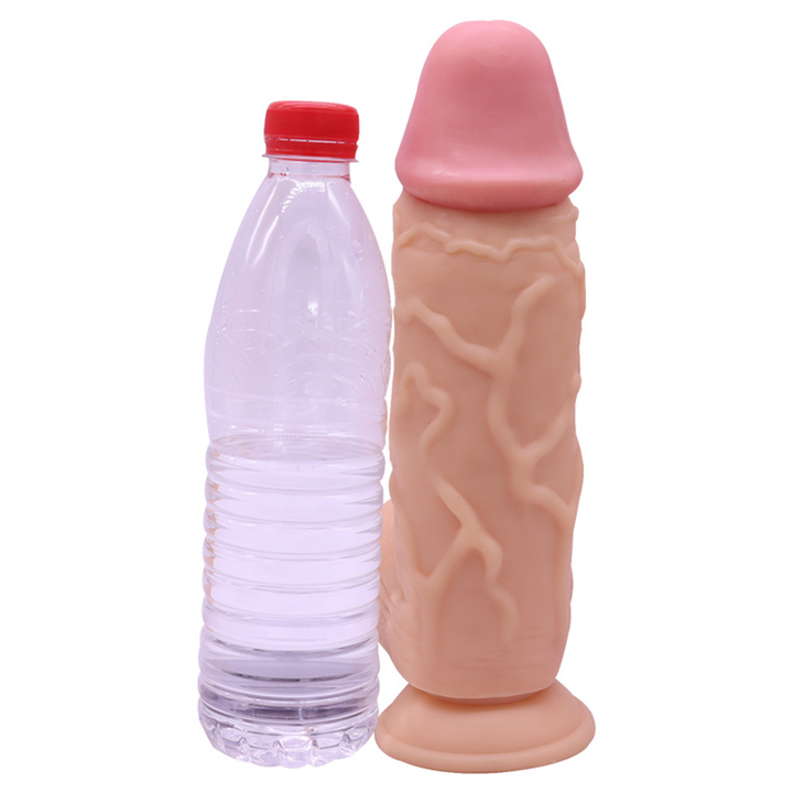Dildo neben Wasserflasche stehend