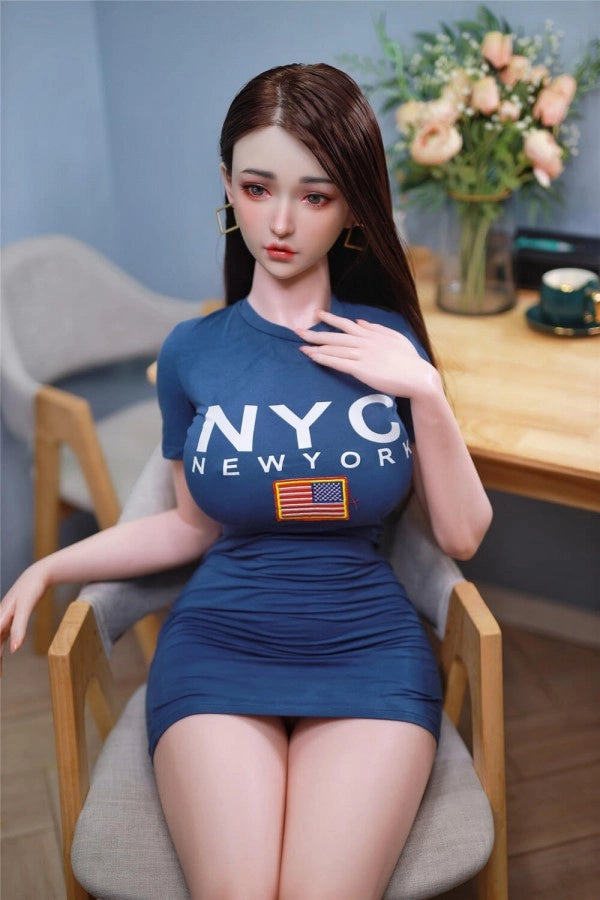 Realistische Sexpuppe auf Stuhl