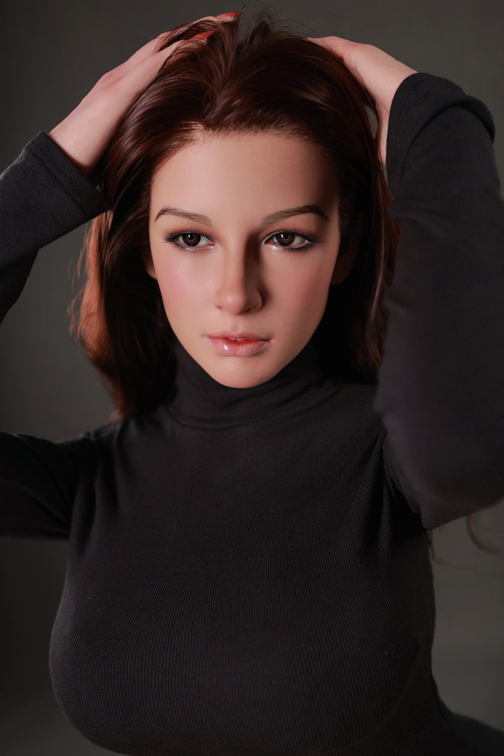 Frau in schwarzem Rollkragenpullover