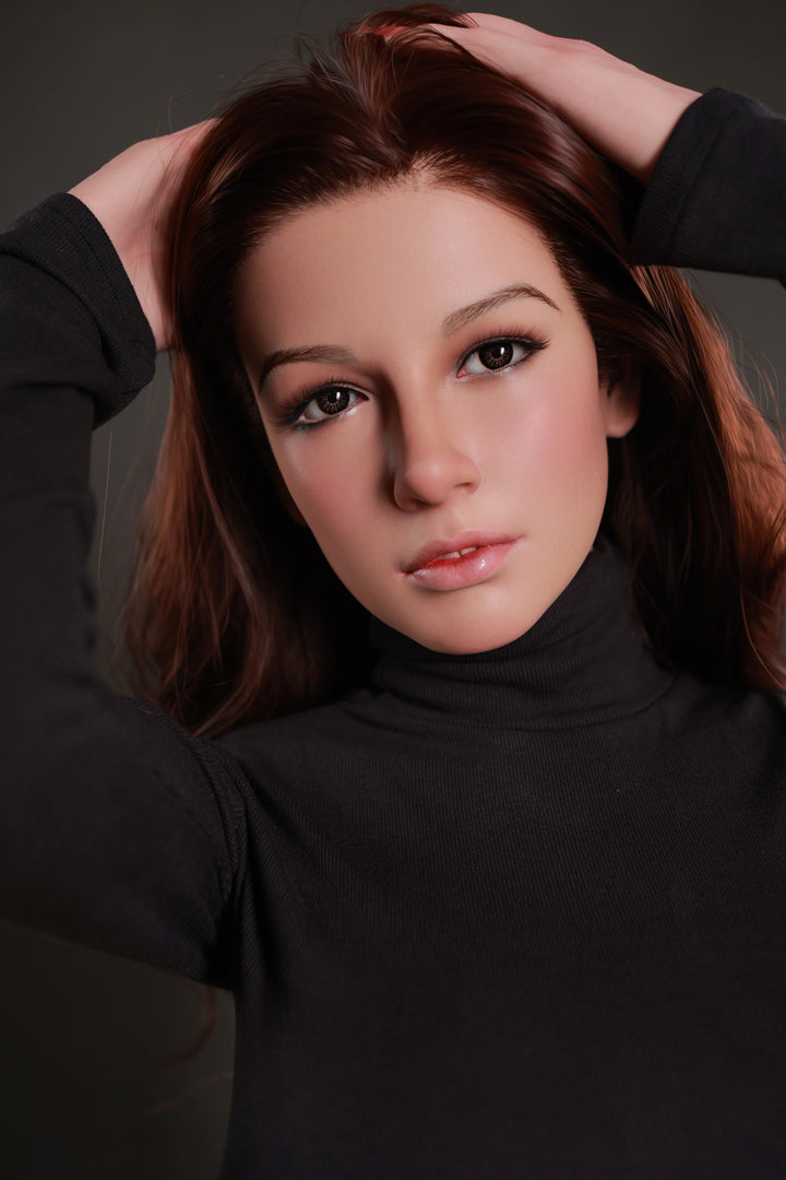 Frau mit schwarzem Rollkragenpullover