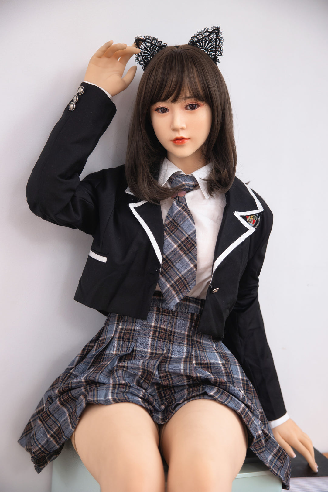 Puppe in Schuluniform posiert