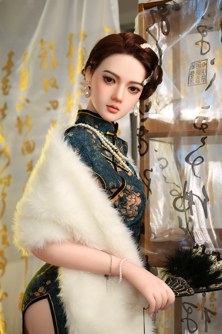 Puppe in traditioneller asiatischer Kleidung