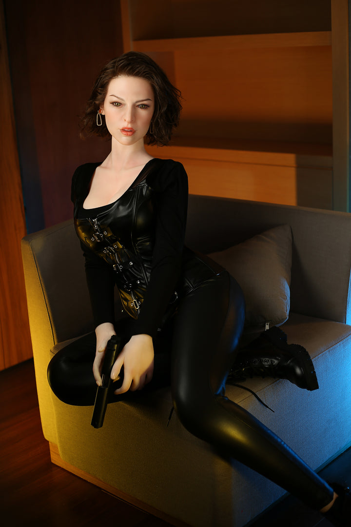 Frau in Latexkleidung auf Sofa