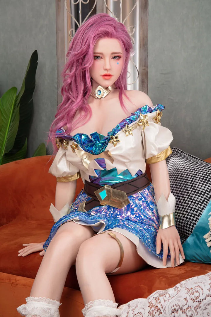 Puppe mit rosa Haaren, Sofa
