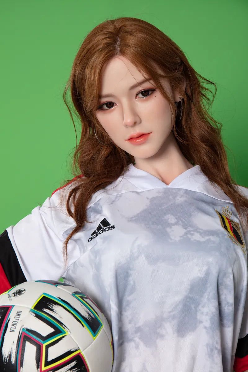 Realistische Sexpuppe mit Fußball