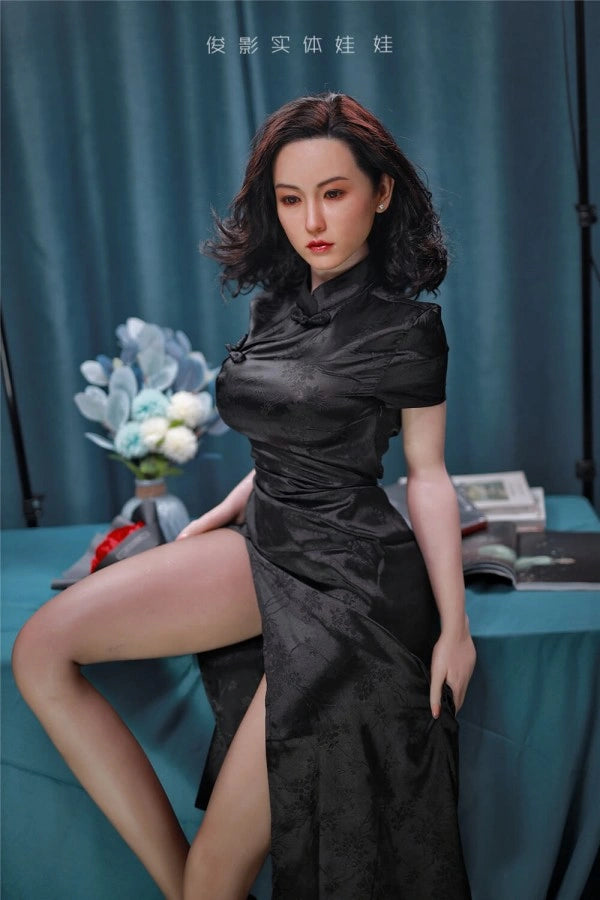 Frau in schwarzem Kleid posiert