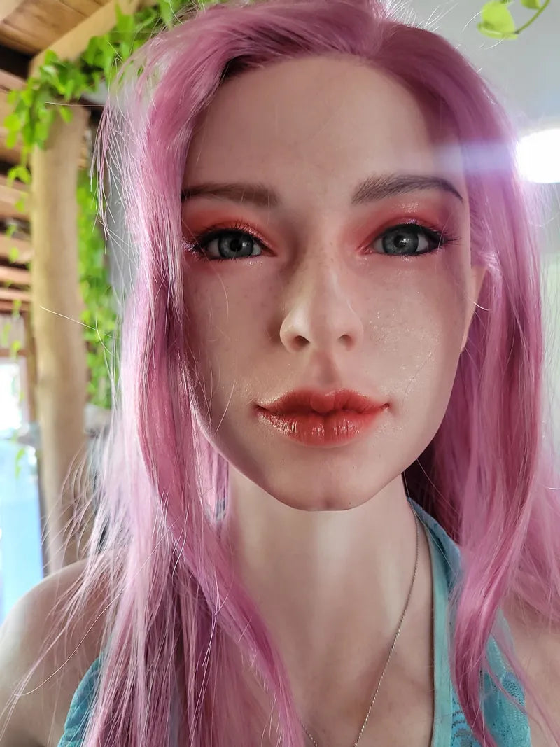 Frau mit rosa Haaren, Nahaufnahme