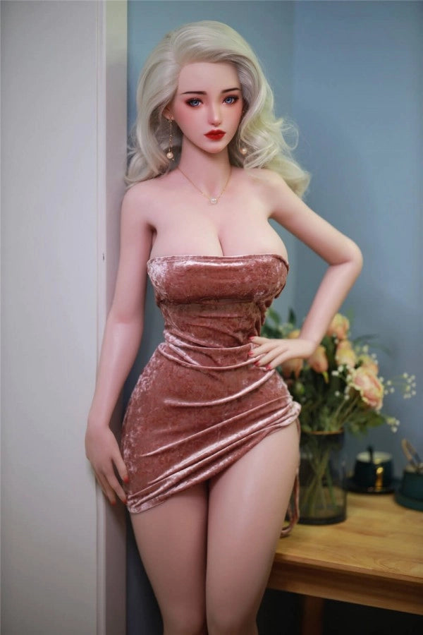 Sexdoll in eleganter Pose