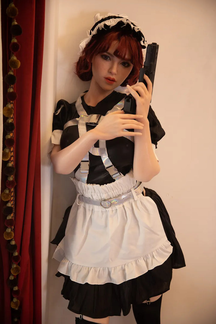 Puppe in Dienstmädchenuniform mit Pistole