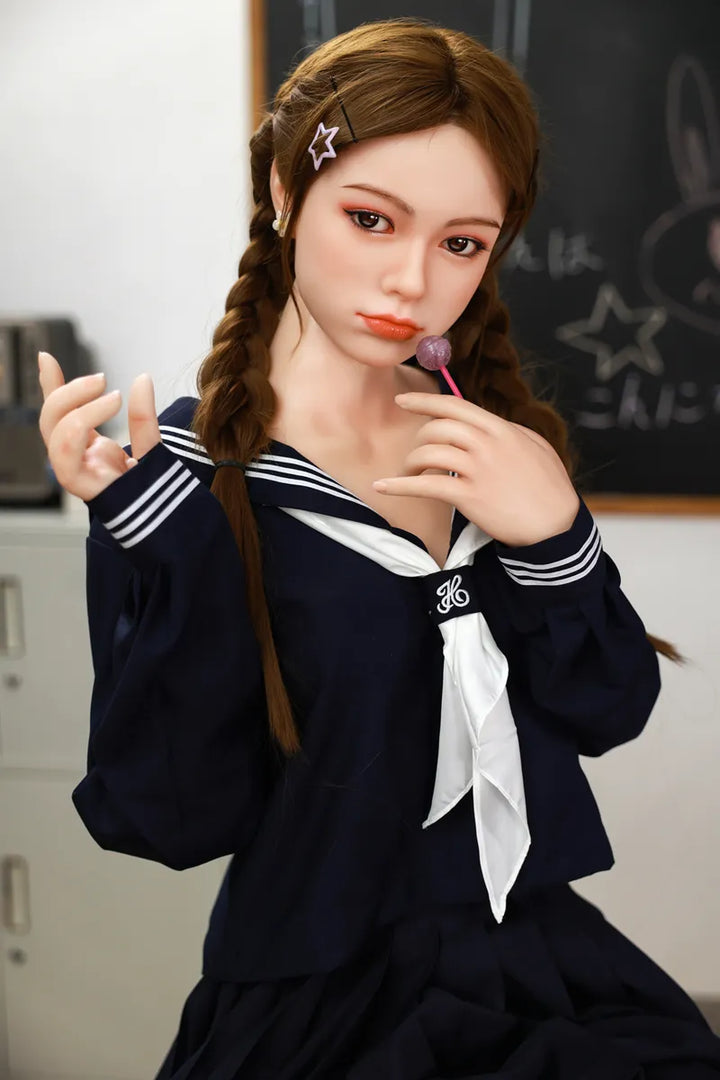 Puppe in Schuluniform mit Lutscher