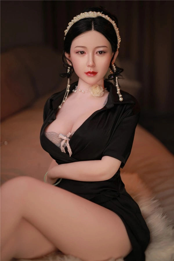 Realistische Sexpuppe in Pose