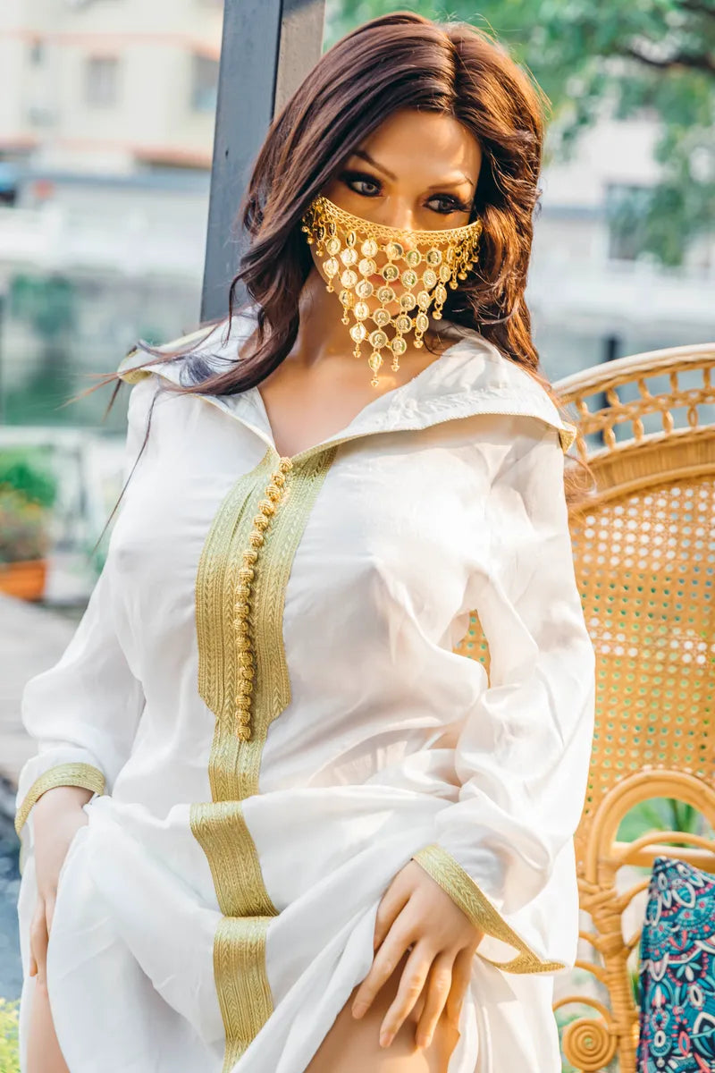Puppe mit Maske und Kleid