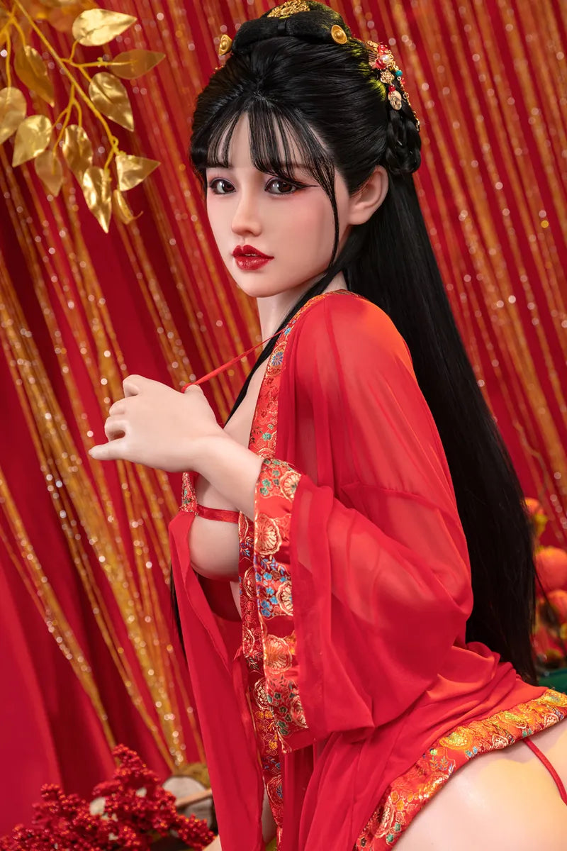 Puppe in traditioneller asiatischer Kleidung