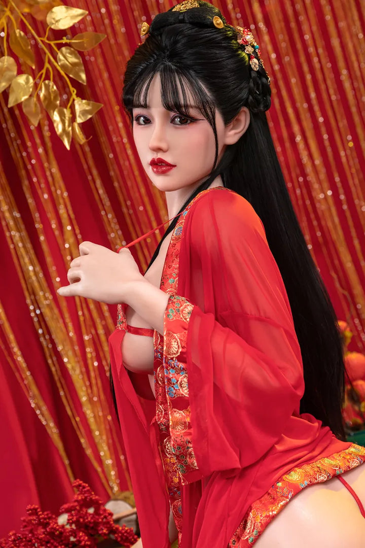 Puppe in traditioneller asiatischer Kleidung