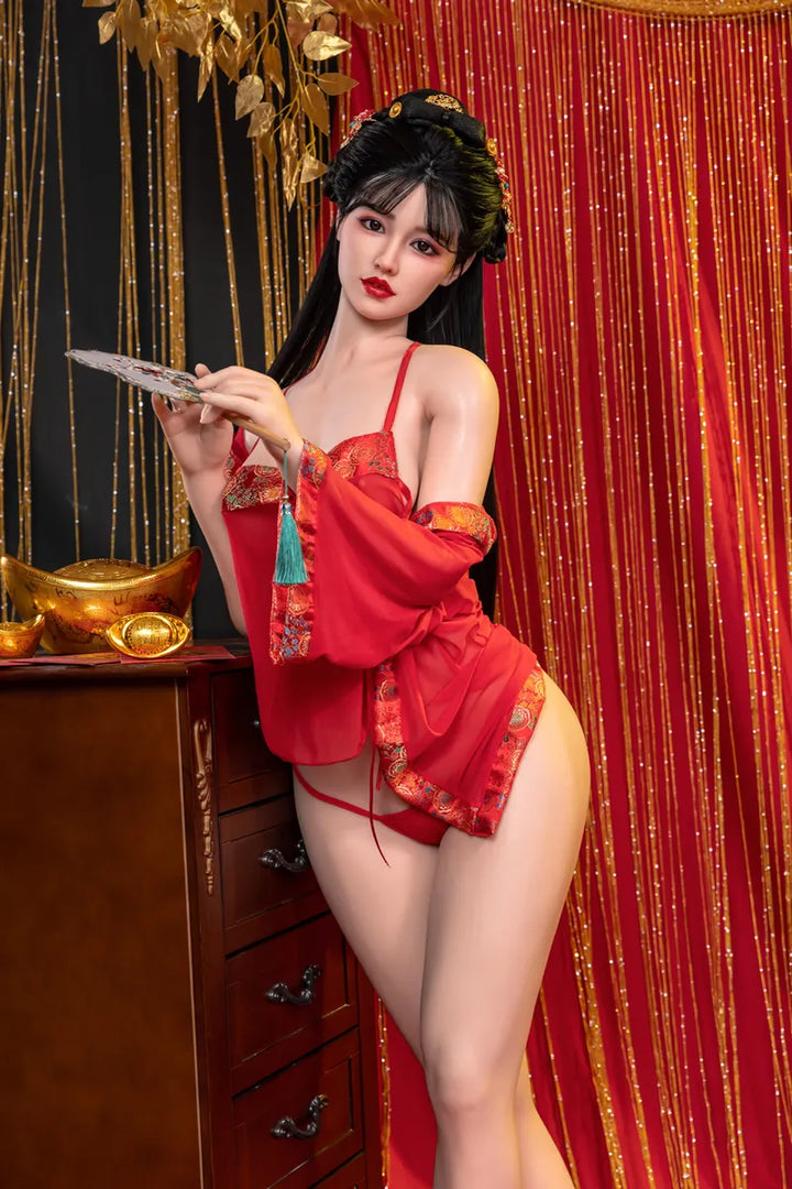 Frau in rotem Kimono posiert