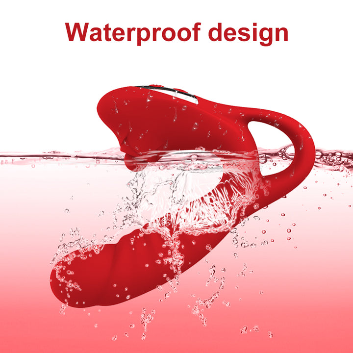 Rotes wasserdichtes Sexspielzeug im Wasser