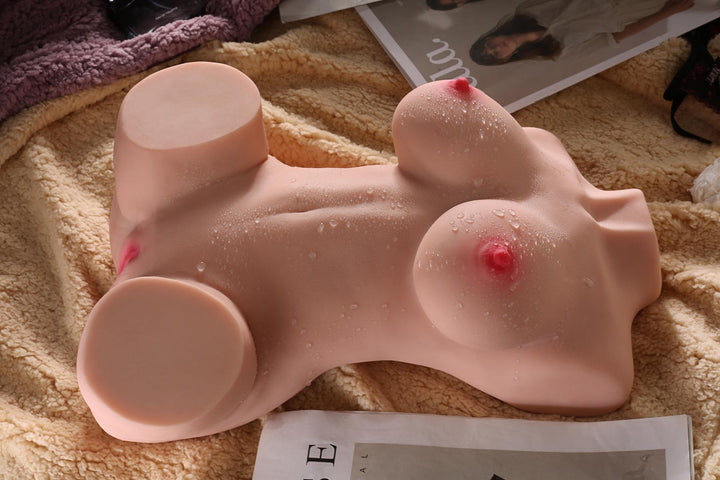 Sexpuppen-Torso auf Decke liegend