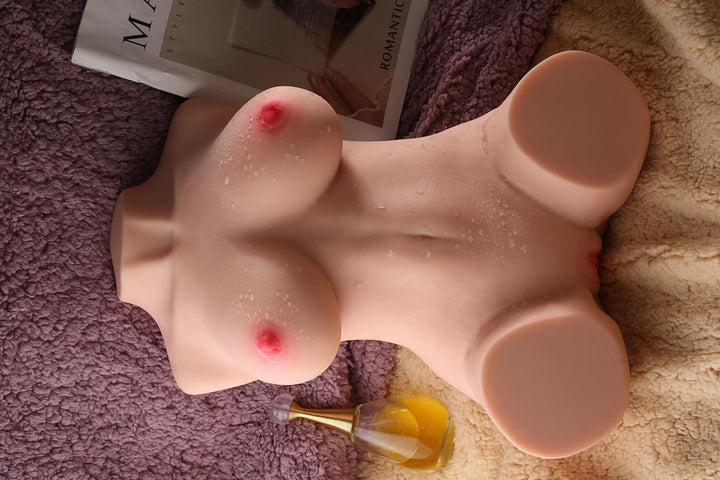 Sexpuppen-Torso auf Decke liegend