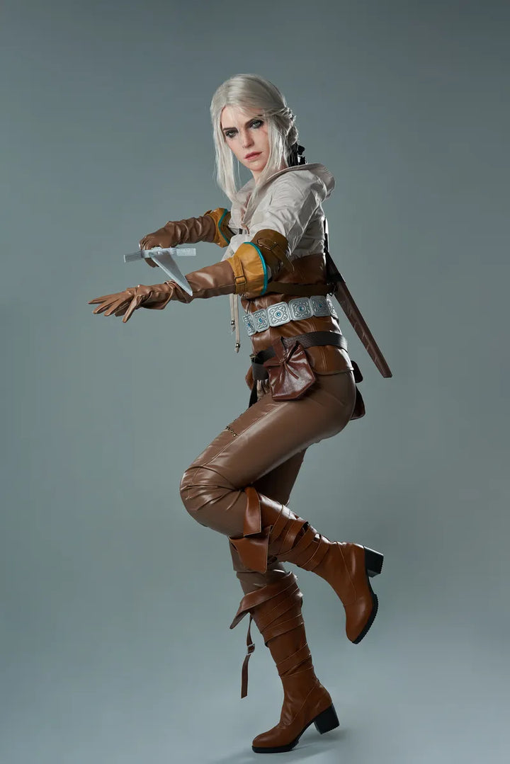 Frau in Cosplay-Kostüm posiert