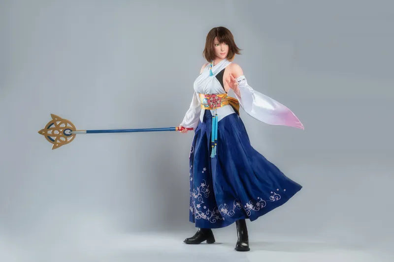 Frau in Cosplay mit Speer