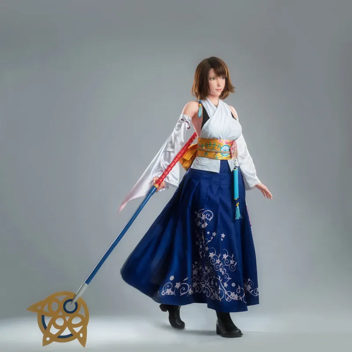Frau in farbenfroher Fantasy-Kleidung