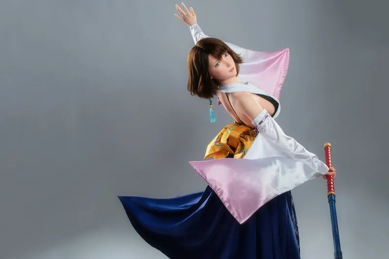 Frau in Cosplay mit Schwert