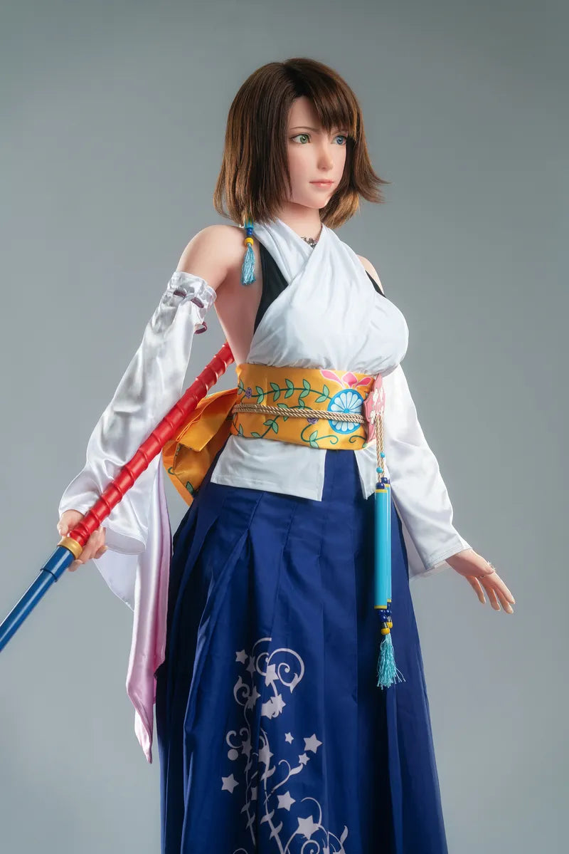 Frau in Cosplay mit Schwert
