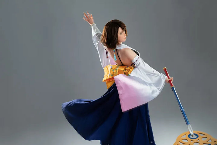 Frau in Cosplay mit Schwert