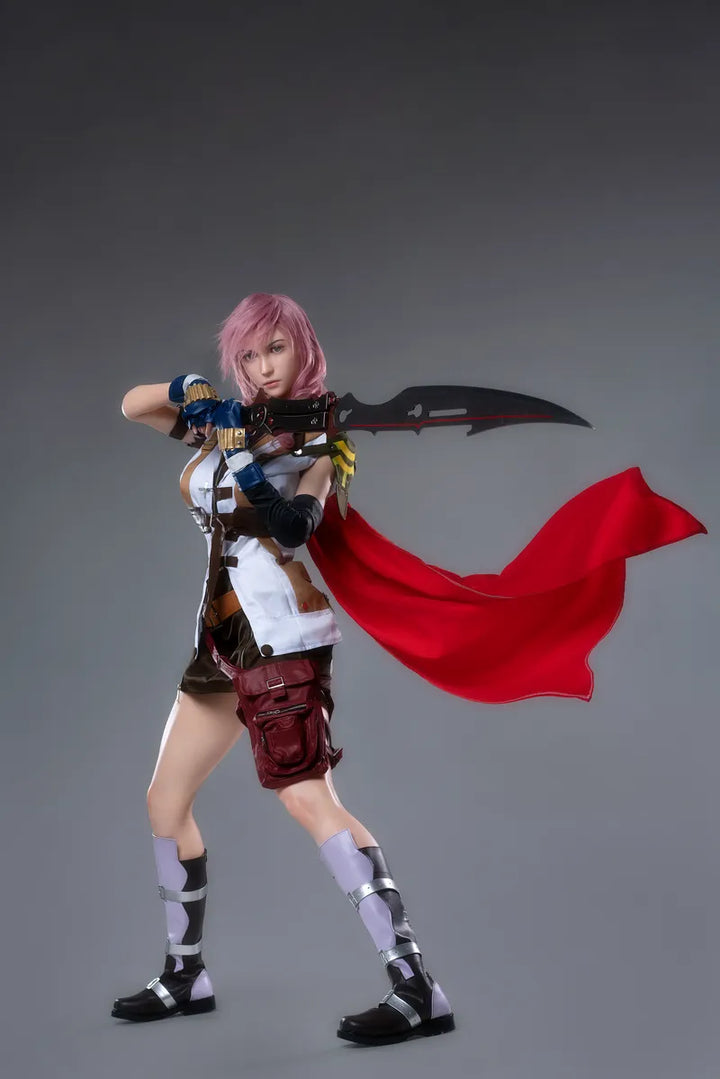Cosplayer mit Schwert und Umhang