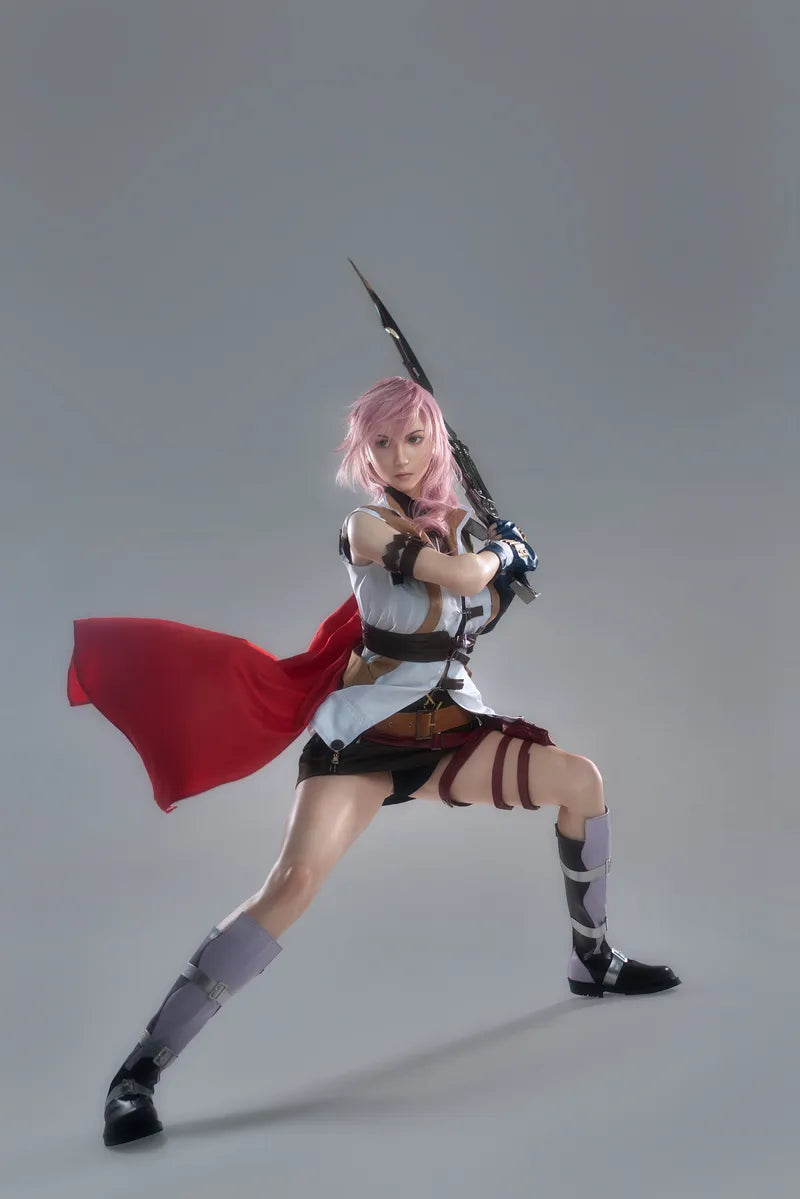 Frau in Cosplay mit Schwert