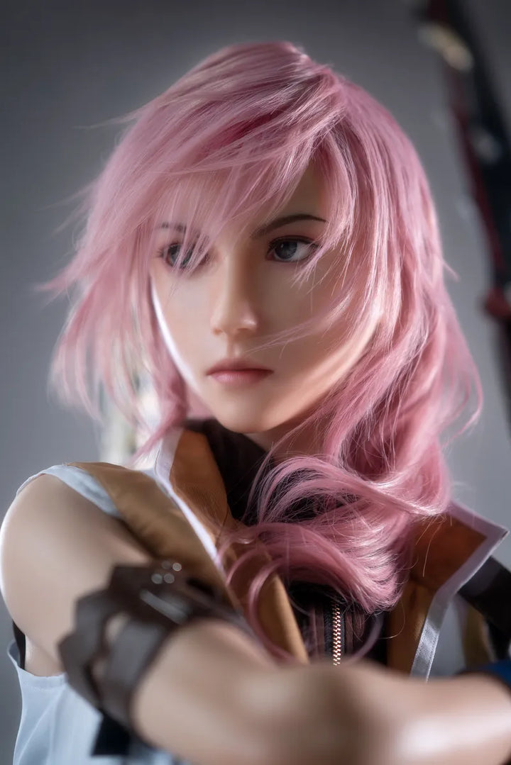 Realistische Puppe mit rosa Haaren