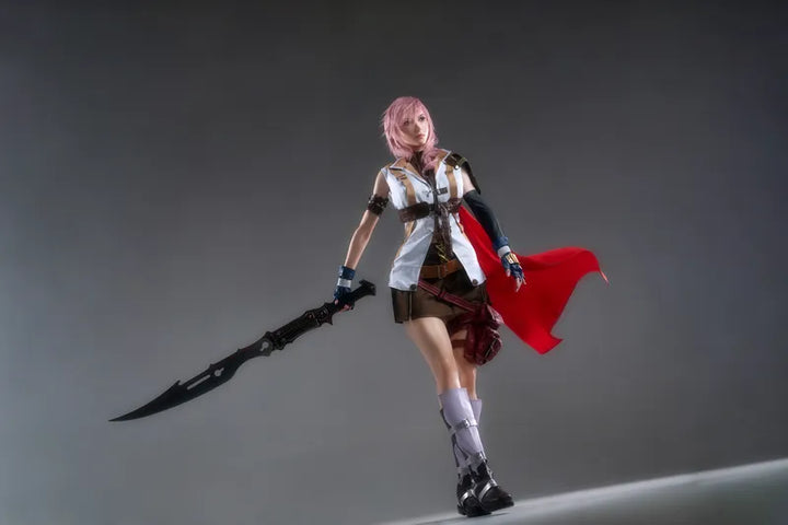 Frau in Cosplay mit Schwert