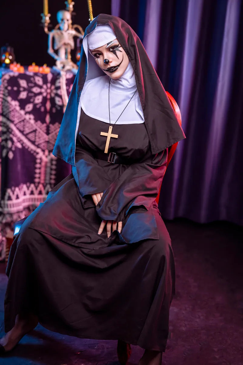 Nonne mit dramatischem Make-up