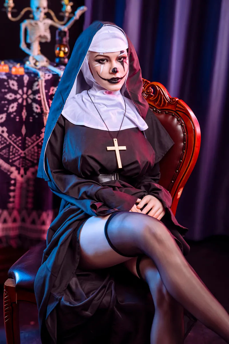 Nonne in provokanter Pose