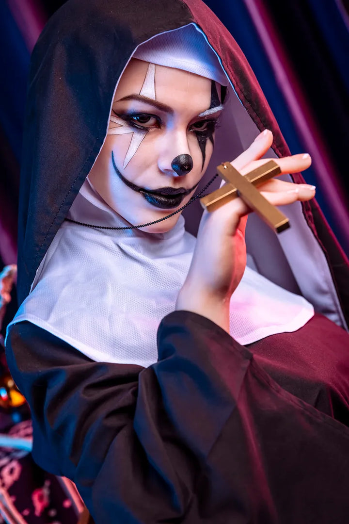 Nonne mit Kreuz in Händen