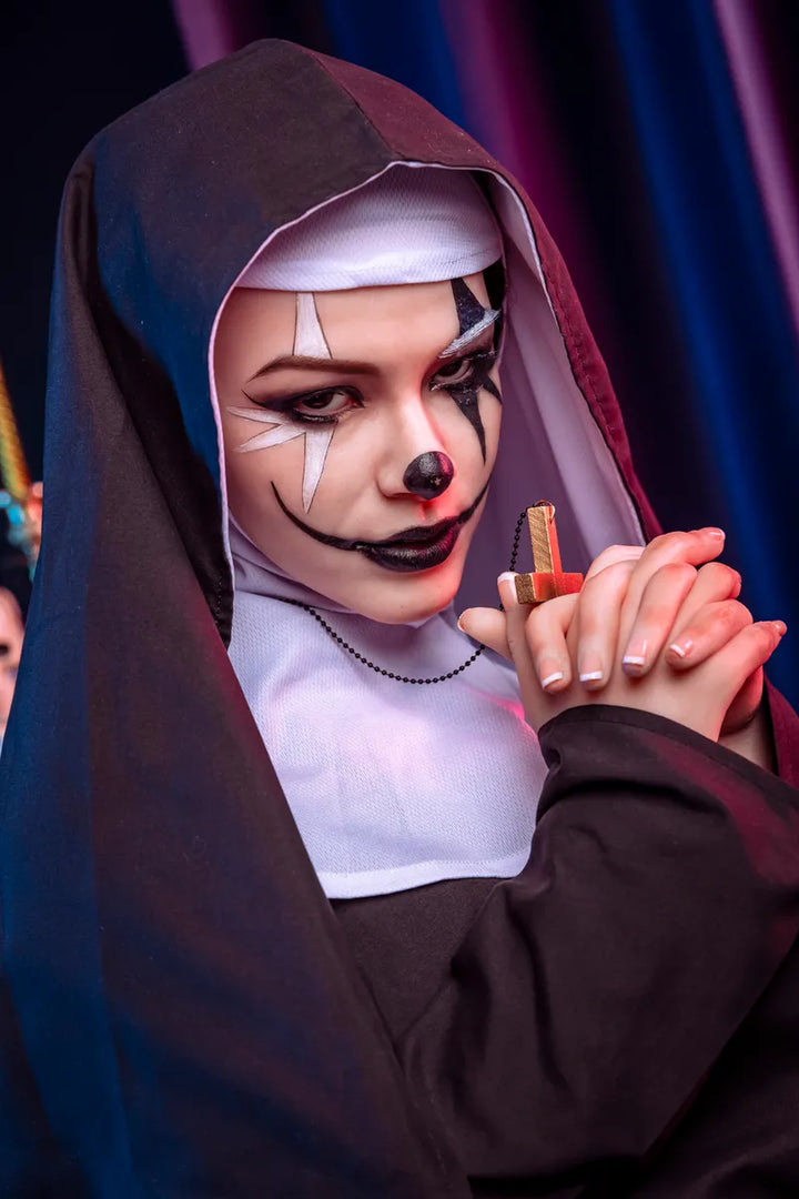 Frau in Nonnenkostüm mit Lippenstift
