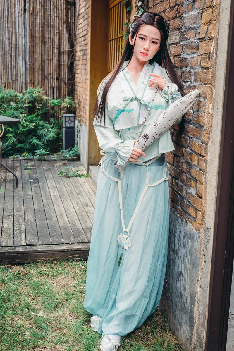 Frau in traditioneller asiatischer Kleidung