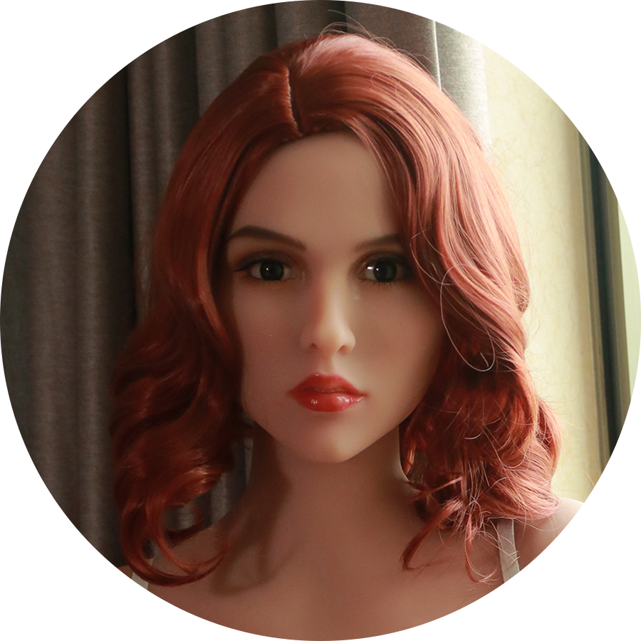 Realistische Sexpuppe mit roten Haaren