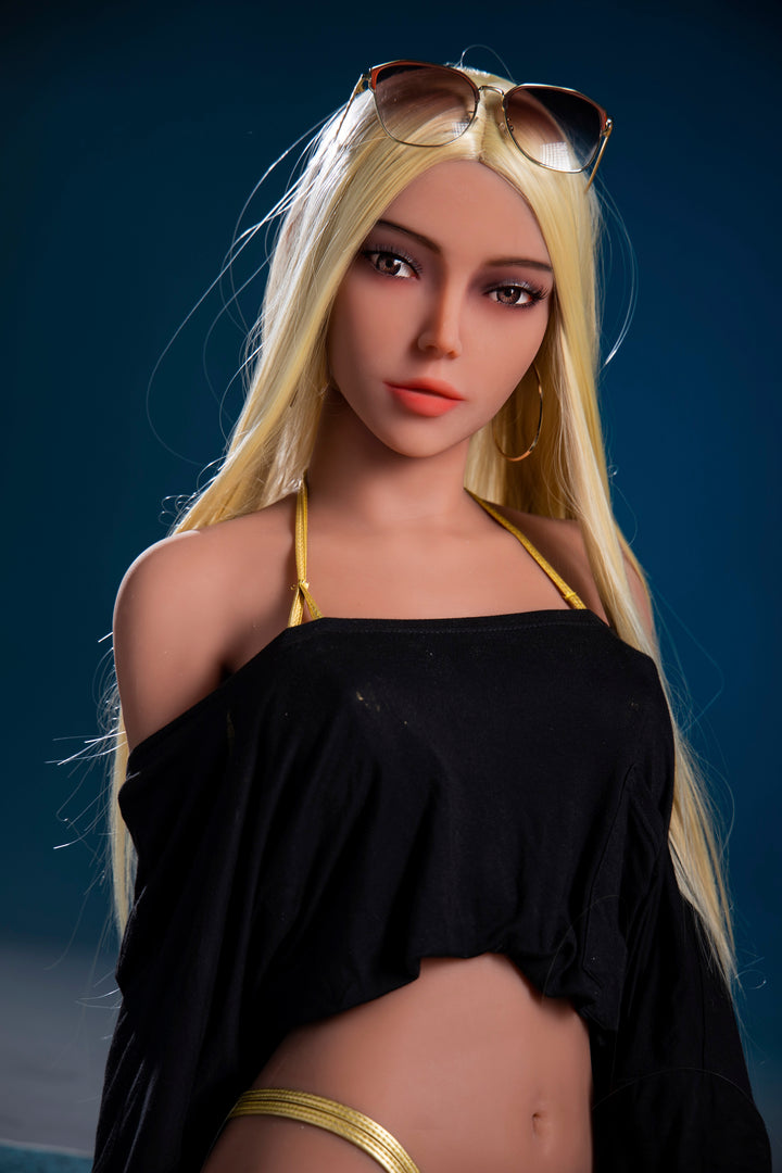 Sex-Puppe mit blonden Haaren