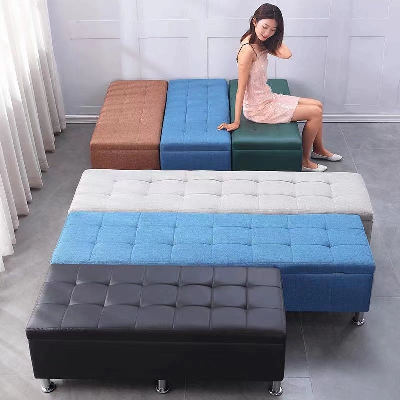 Frau sitzt auf modularem Sofa