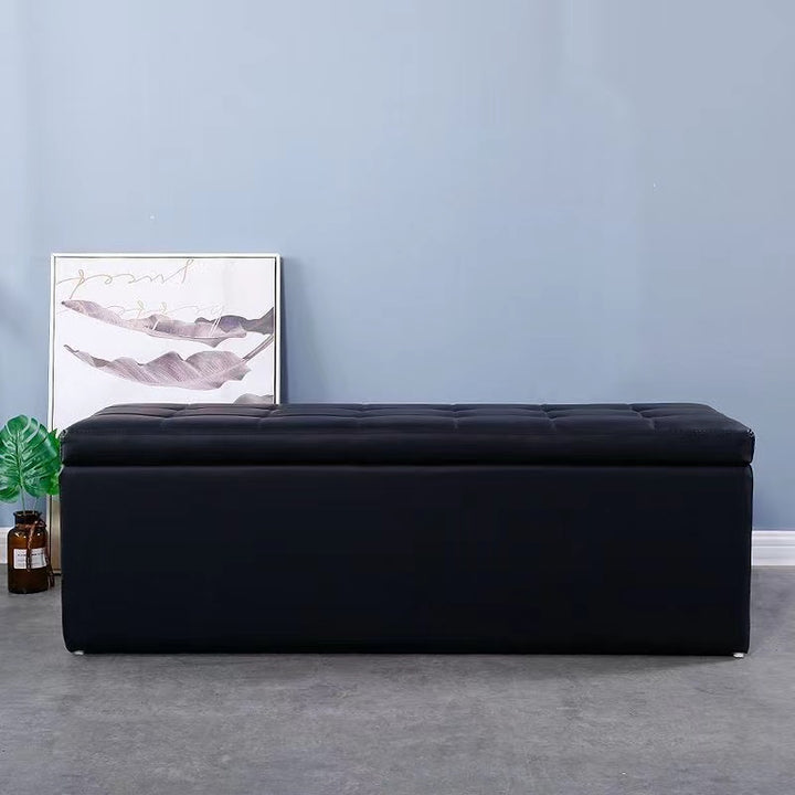 Schwarze Aufbewahrungstruhe im Zimmer