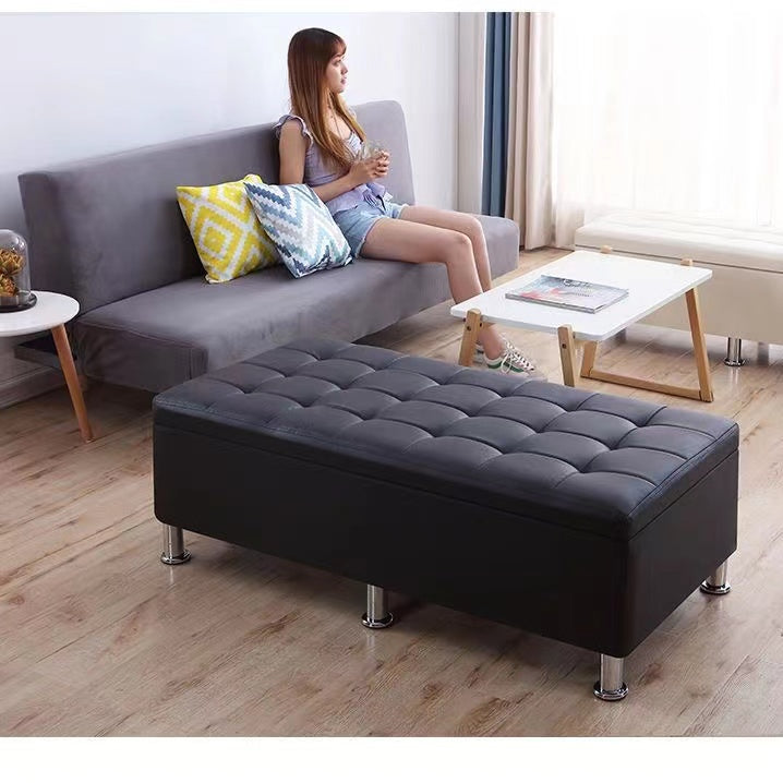 Frau sitzt auf grauem Sofa
